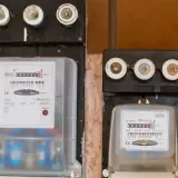 Dwa liczniki energii elektrycznej, jeden z nich pokazuje 0002947 kWh. Złożenie wniosku o założenie licznika Tauron to pierwszy krok do kontroli zużycia prądu.