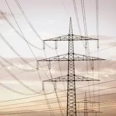 Linie energetyczne tworzą skomplikowaną sieć, która zapewnia dystrybucję prądu. Infolinia jest dostępna w razie problemów.
