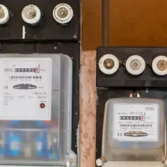 Dwa liczniki energii elektrycznej, jeden z nich pokazuje 0002947 kWh. Złożenie wniosku o założenie licznika Tauron to pierwszy krok do kontroli zużycia prądu.