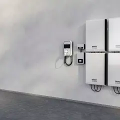Nowoczesny bank energii 5kW na ścianie, obok ładowarka EV.
