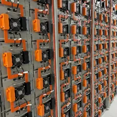 Rzędy modułów z wentylatorami i pomarańczowymi elementami tworzą imponujący kinetyczny magazyn energii.