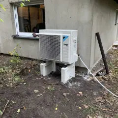Nowe pompy powietrzne Daikin zamontowane na zewnątrz budynku.