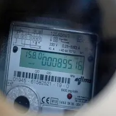 Apator Norax 1, licznik energii elektrycznej z wyświetlaczem pokazującym 895.16 kWh. Widoczne kody i oznaczenia modelu.