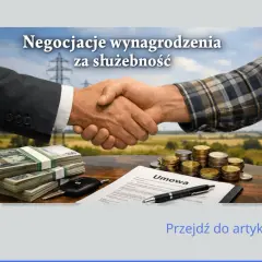 Uścisk dłoni symbolizuje negocjacje w sprawie stawek za służebność przesyłu prądu. Na stole stosy pieniędzy, monety i umowa.