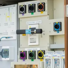 Panel sterowania z rozłącznikiem głównym i gniazdami L1, L2, L3, N. System zasilania z zabezpieczeniami ARS 400.