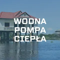 Dom na palach nad wodą, z napisem "WODNA POMPA CIEPŁA".