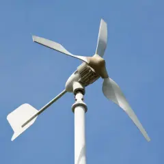Pionowe turbiny wiatrowe dla domu, z trzema łopatami i ogonem, na tle błękitnego nieba.
