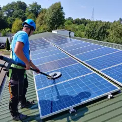 Mycie paneli fotowoltaicznych - jak i czym czyścić panele PV aby generowały więcej prądu?