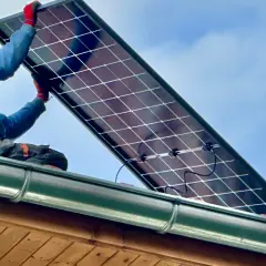 Instalacja fotowoltaiczna na dachu. Zgłoszenie mikroinstalacji Energa w toku.