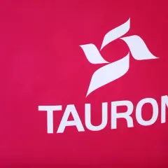 Brak faktury za prąd Tauron. Białe logo i napis Tauron na czerwonym tle.