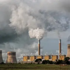 Nieodnawialne źródła energii: przykłady i różnice z odnawialnymi źródłami energii