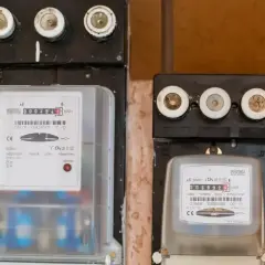 Dwa liczniki energii elektrycznej. Na lewym widoczny numer licznika Tauron: 0002947.