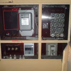 Zabezpieczenie przedlicznikowe w skrzynce z licznikiem energii elektrycznej i bezpiecznikami.