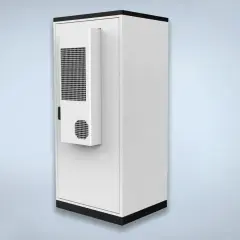 Biały magazyn energii 50 kWh, z czarnymi elementami, z panelem wentylacyjnym z kratką. Sprawdź magazyn energii 50 kwh cena.