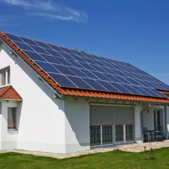 Jaka instalacja fotowoltaiczna dla domu jednorodzinnego? Porównaj jaka najlepsza dla Ciebie