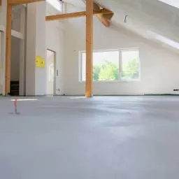 Nowy, betonowy podkład gotowy do dalszych prac. Sprawdź, jaka jest cena wylewki betonowej za m2.