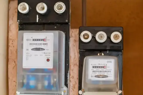 Dwa liczniki energii elektrycznej, jeden z nich pokazuje 0002947 kWh. Złożenie wniosku o założenie licznika Tauron to pierwszy krok do kontroli zużycia prądu.
