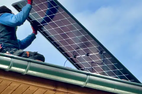 Instalacja fotowoltaiczna na dachu. Zgłoszenie mikroinstalacji Energa w toku.