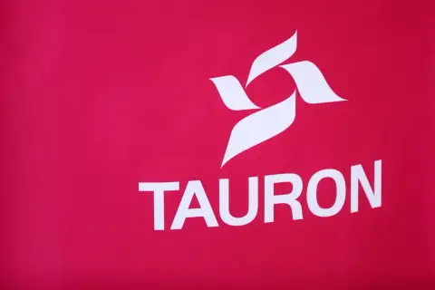 Brak faktury za prąd Tauron. Białe logo i napis Tauron na czerwonym tle.
