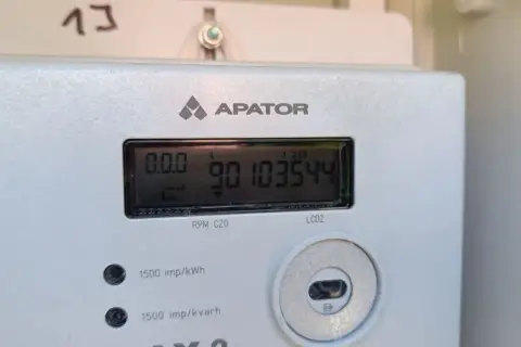 Brak prądu, licznik nie działa. Na wyświetlaczu licznika APATOR widnieje 0.0.0, co potwierdza brak zasilania.