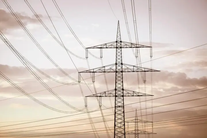 Linie energetyczne tworzą skomplikowaną sieć, która zapewnia dystrybucję prądu. Infolinia jest dostępna w razie problemów.
