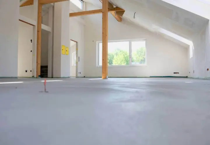 Nowy, betonowy podkład gotowy do dalszych prac. Sprawdź, jaka jest cena wylewki betonowej za m2.