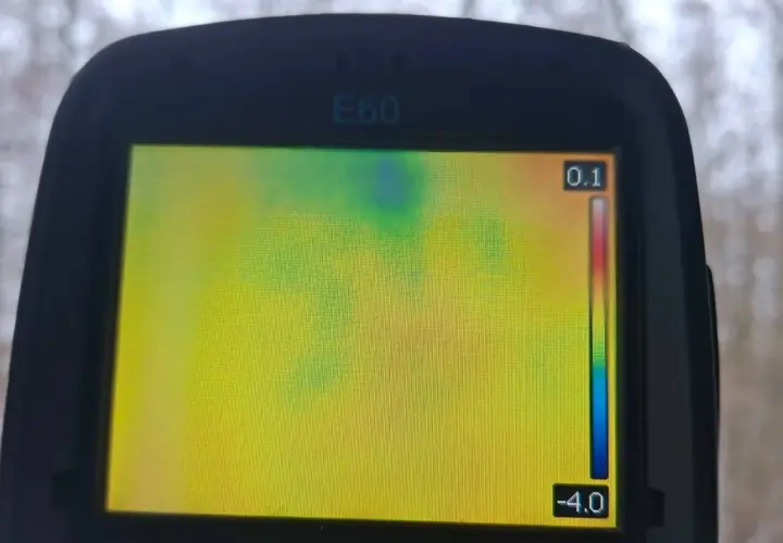 Ekran kamery termowizyjnej E60 pokazuje rozkład temperatur. Badanie kamerą termowizyjną ujawnia chłodniejsze obszary w zielono-niebieskim paśmie.