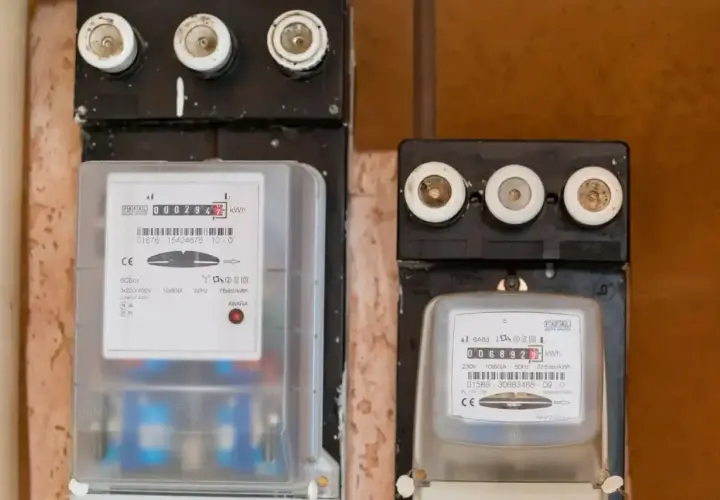 Dwa liczniki energii elektrycznej, jeden z nich pokazuje 0002947 kWh. Złożenie wniosku o założenie licznika Tauron to pierwszy krok do kontroli zużycia prądu.