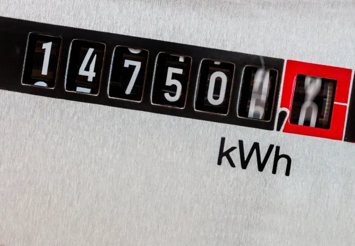 Licznik energii pokazuje 14750 kWh. To dane z taryfy nocnej Enea, idealne do oszczędzania.