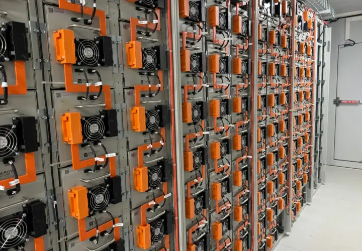Rzędy modułów z wentylatorami i pomarańczowymi elementami tworzą imponujący kinetyczny magazyn energii.