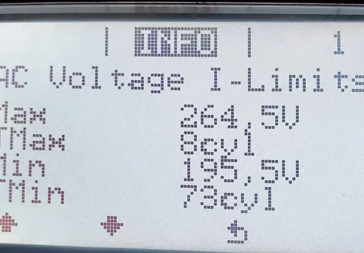 Napięcie w sieci Tauron przekracza normę. Wyświetlacz pokazuje AC Voltage I-Limits: Umax 264,5V, Umin 195,5V.