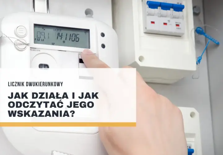 Dłoń wskazuje na licznik dwukierunkowy, pokazując jego odczyty. Dowiedz się, jak działa i jak odczytać wskazania licznika dwukierunkowego.
