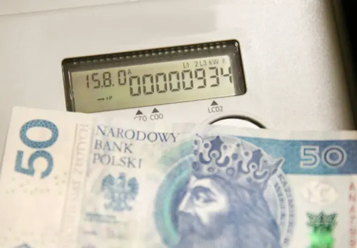 Zastanawiasz się, jak zrezygnować z opłaty handlowej Energa? Na liczniku widać rachunek, a obok banknot 50 zł.