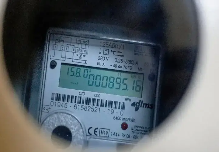 Cyfrowy licznik prądu pokazuje 895.16 kWh. Dowiedz się, jak odczytać licznik prądu, by kontrolować zużycie.