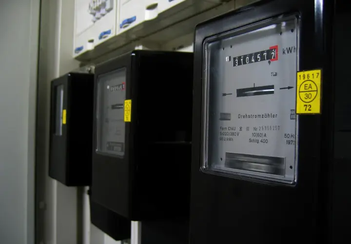 Szereg liczników energii elektrycznej, każdy z numerem PPE Tauron.