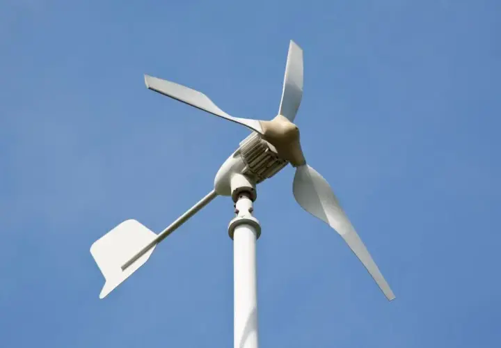 Pionowe turbiny wiatrowe dla domu, z trzema łopatami i ogonem, na tle błękitnego nieba.
