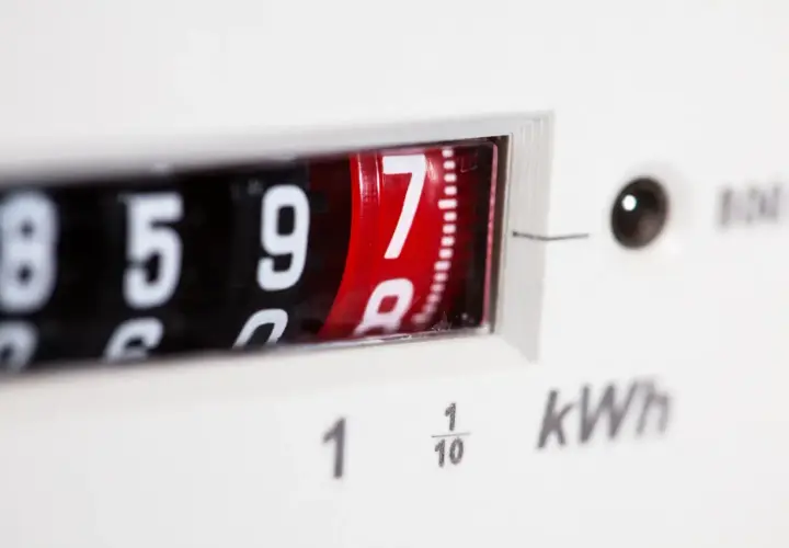 Zbliżenie na licznik przedpłatowy Energa z widocznymi cyframi 8597.