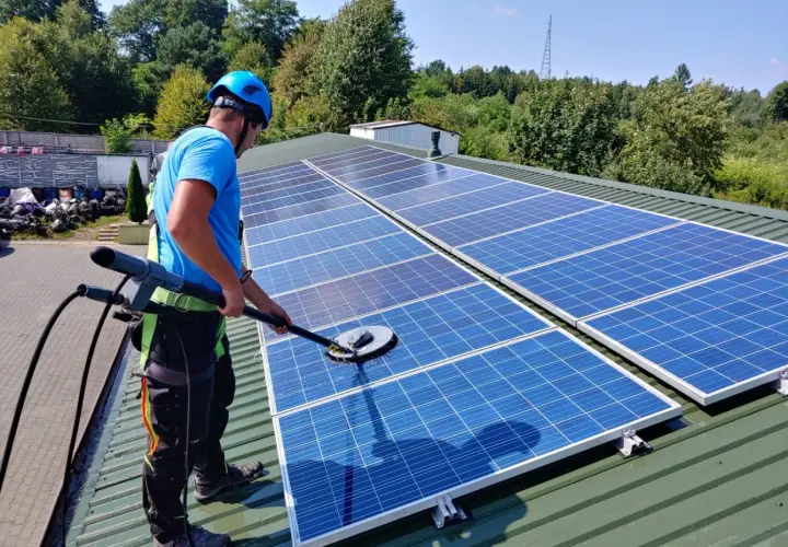 Mycie paneli fotowoltaicznych - jak i czym czyścić panele PV aby generowały więcej prądu?