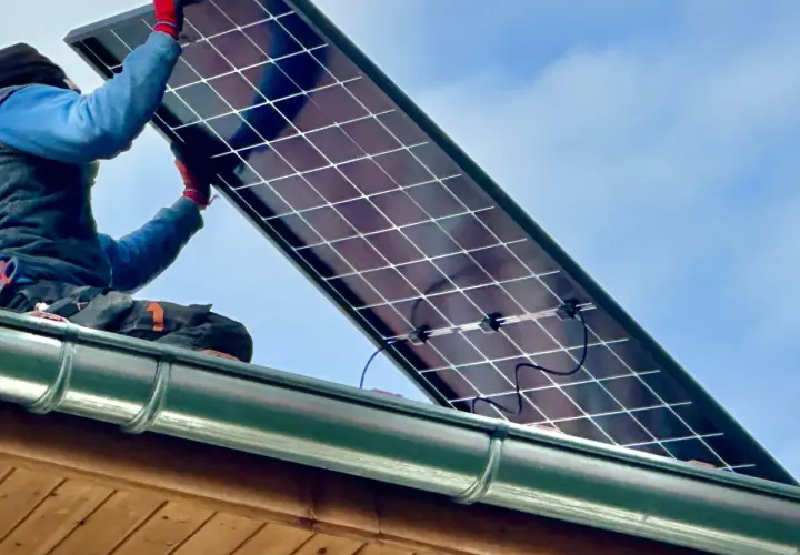 Instalacja fotowoltaiczna na dachu. Zgłoszenie mikroinstalacji Energa w toku.