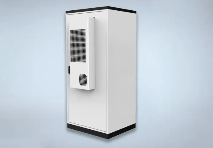 Biały magazyn energii 50 kWh, z czarnymi elementami, z panelem wentylacyjnym z kratką. Sprawdź magazyn energii 50 kwh cena.