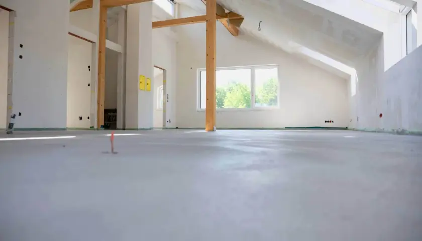 Nowy, betonowy podkład gotowy do dalszych prac. Sprawdź, jaka jest cena wylewki betonowej za m2.