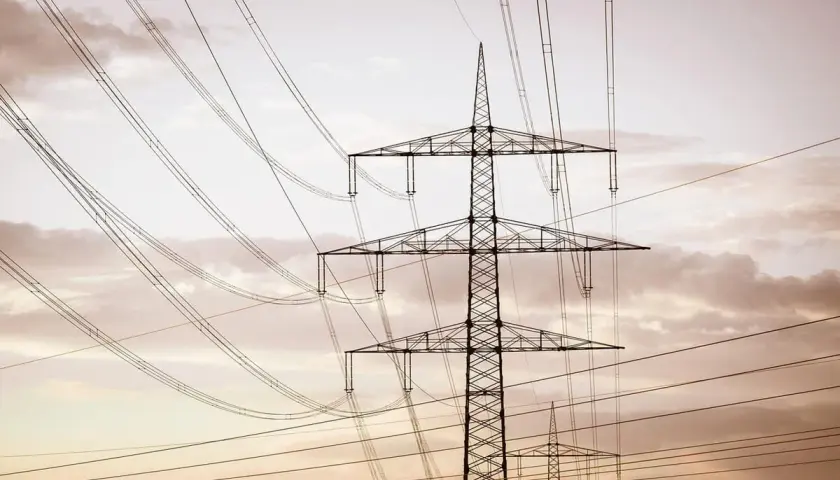 Linie energetyczne tworzą skomplikowaną sieć, która zapewnia dystrybucję prądu. Infolinia jest dostępna w razie problemów.