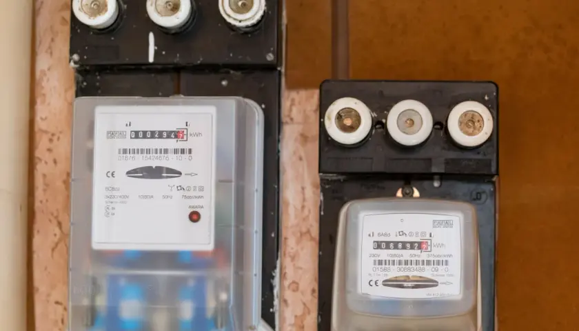 Dwa liczniki energii elektrycznej. Pytanie o to, co ile lat wymiana licznika energii elektrycznej, jest ważne dla prawidłowego rozliczenia.