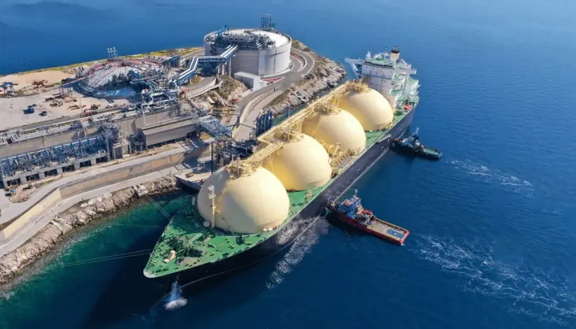 Statek z kulistymi zbiornikami LNG przy terminalu, symbolizujący zmianę dostawcy gazu.