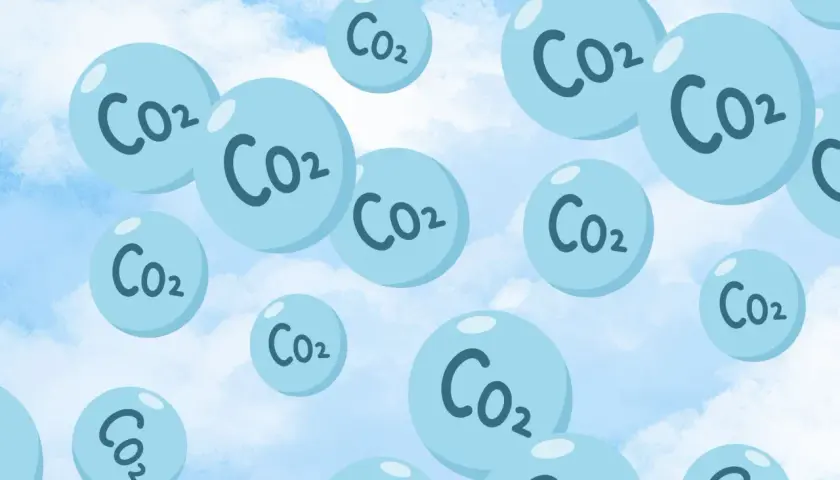 Niebieskie bańki z napisem CO2 unoszące się na tle błękitnego nieba z chmurami.