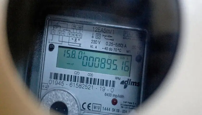 Apator Norax 1, licznik energii elektrycznej z wyświetlaczem pokazującym 895.16 kWh. Widoczne kody i oznaczenia modelu.