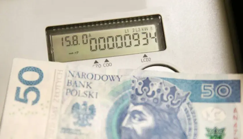 Zastanawiasz się, jak zrezygnować z opłaty handlowej Energa? Na liczniku widać rachunek, a obok banknot 50 zł.