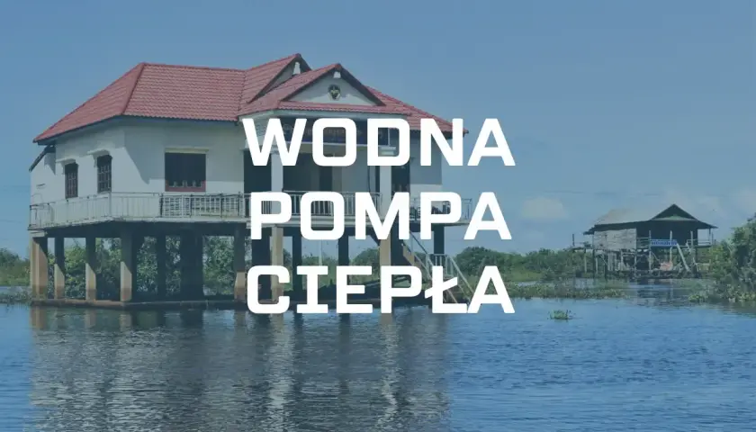 Dom na palach nad wodą, z napisem "WODNA POMPA CIEPŁA".