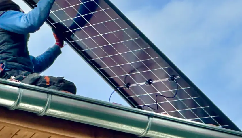 Instalacja fotowoltaiczna na dachu. Zgłoszenie mikroinstalacji Energa w toku.