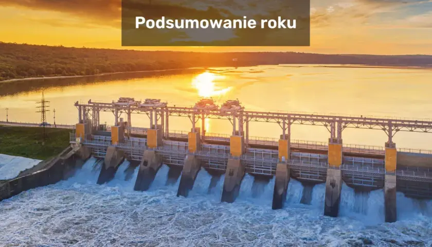 Potężne elektrownie wodne pracują pełną parą, tworząc spektakularny widok przy zachodzącym słońcu.